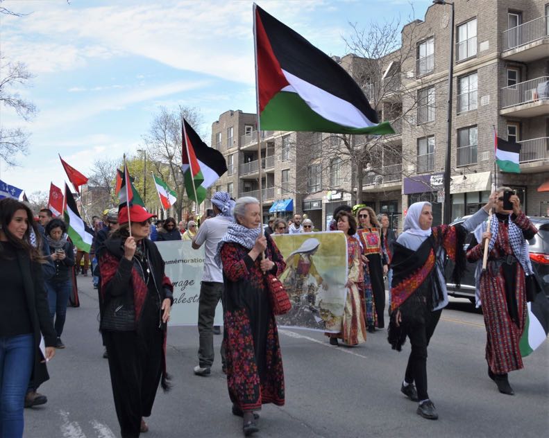 Femme palestniennes avec drapeau